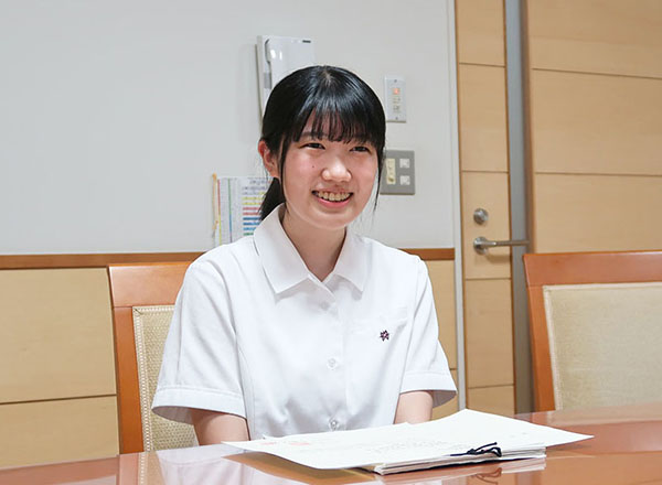 晃華_「理系も興味がありますが、今は文系の経済、商学系を学びたい」と話すR.Yさん