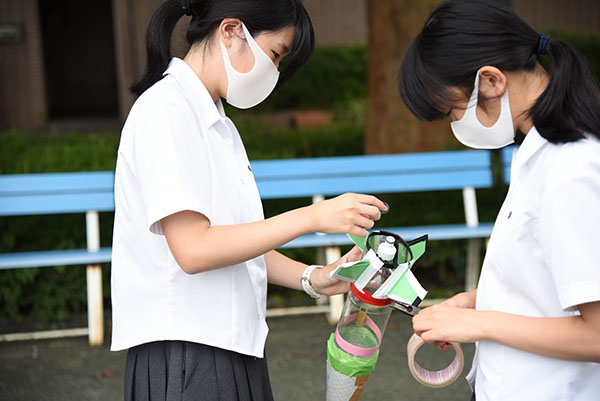 晃華_試行錯誤しながら水ロケット作りに取り組みます