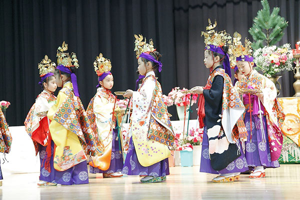 国府台女子_お釈迦様の誕生日を祝う「花まつり」。小学部の3年生がお稚児さんに扮する、学校名物の行事です