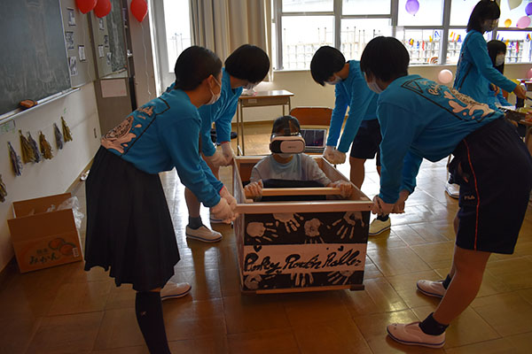 佼成女子_行事や部活動も盛んです(写真は文化祭の様子)