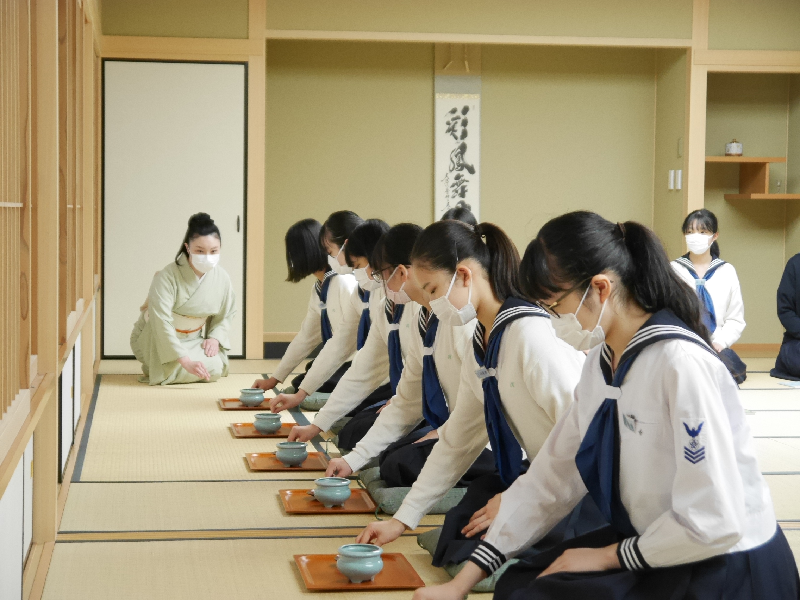 共立女子_伝統の「礼法」の時間では食事のマナーも