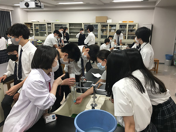 目黒日大_中2では水質調査にも取り組みます。