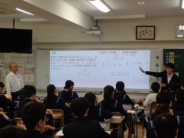 武蔵野東_コラボ授業に、生徒も興味津々