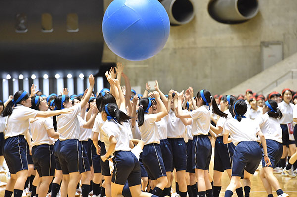 大妻中野_毎年、６学年が赤・青・黄の３色に分かれて熱戦を繰り広げる「桜秋祭・体育の部」