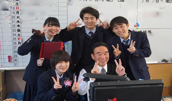 西武台新座_卒業式を終え、中学の職員室に来てくれた生徒たち。左上が永瀬さん。4年後には教育実習生として戻ってきてくれた。