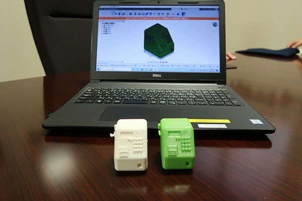 聖学院_永井君が3Dプリンターで作った公衆電話のミニチュア版。この電話の印刷時間は1個につき5〜6時間だそう