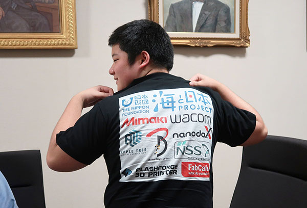 聖学院_このTシャツのほかに、「研究で使用した高性能PCや3Dプリンターはもらえるんです」と、嬉しそうに教えてくれた岡田君