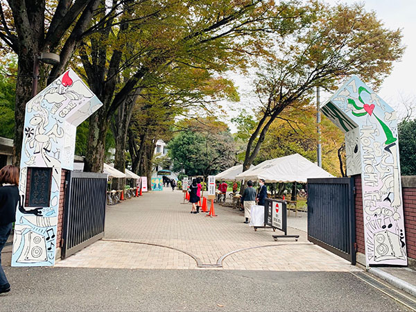 成蹊_兼清さんがデザインした蹊祭の正門