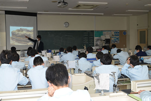 世田谷_コロナ禍の今年は、城ヶ島の断層を映像に映して学習