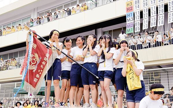 桐朋女子_優勝旗を手にして感きわまる生徒たち