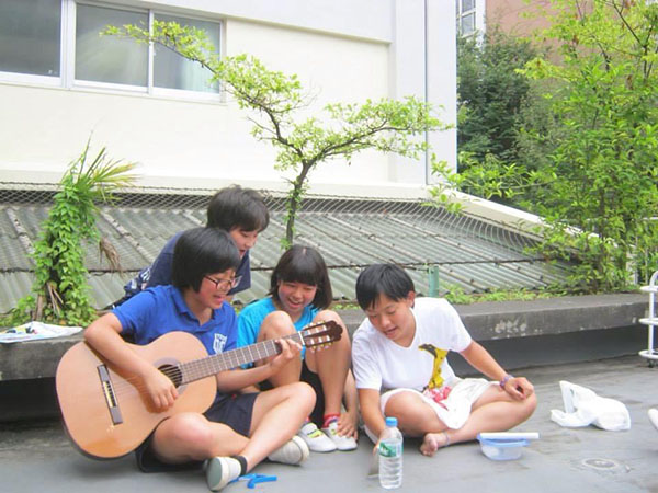 桐朋女子_高校在学中は、いつも友達と弾き語りを楽しんでいた花堂さん