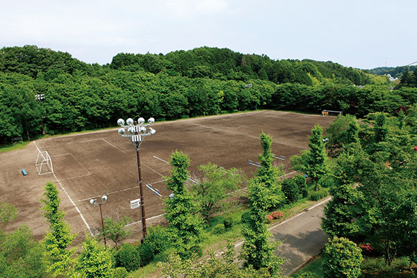 横浜翠陵_広い土のグラウンドも自慢の施設の1つ