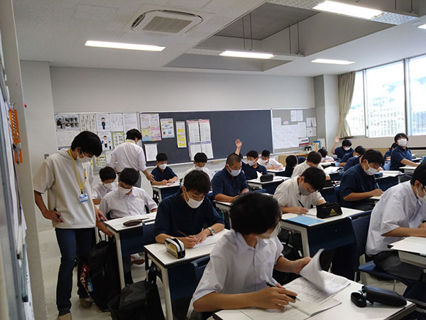 足立学園_OBに直接教われるので、学習だけでなく、自分の将来を思い描くこともあることでしょう