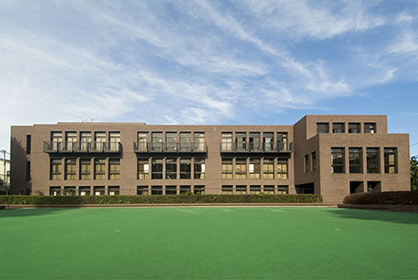 文京学院女子_AJIS生が学ぶインター共用棟は、2020年まで文京学院の進学棟として長く親しまれてきた