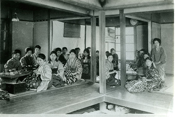文京学院女子_1924 年創立当時の様子。右端に立つのが依史子先生