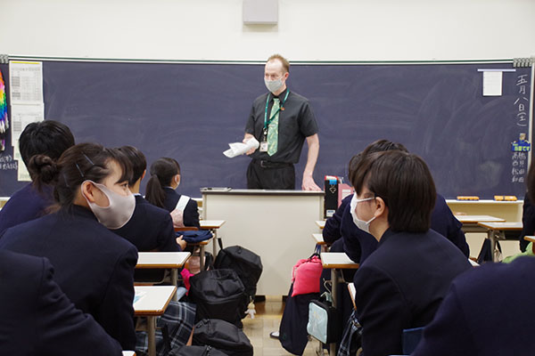 文京学院女子_高3「世界史」のコラボ授業では、活発に意見の交換が行われる