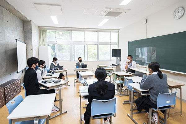 千葉明徳_「課題研究論文」のためのゼミ活動の様子(中3)
