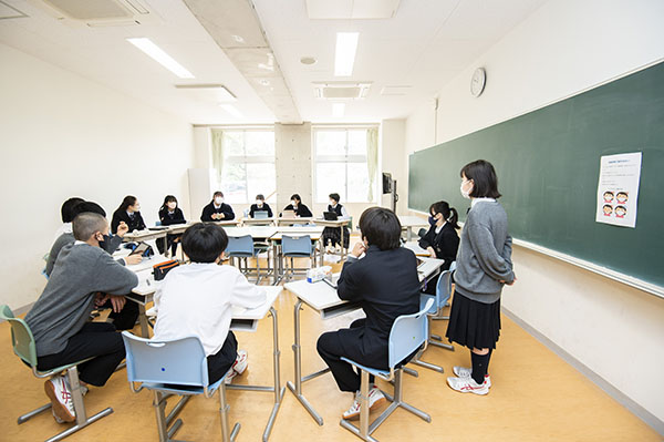 千葉明徳_高1と中3の合同セッション。課題研究を進めるうえでの質疑応答が行われた