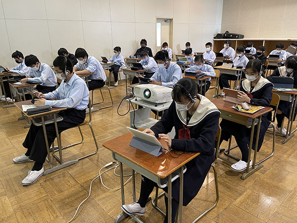 千葉日大_様々な授業でiPadが活用されています（写真は音楽の授業の様子）