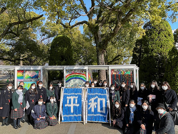 江戸川取手_修学旅行では、広島の平和記念公園でセレモニーも。平和への願いを込めた千羽鶴（「平和」の２文字で2000羽）を献納