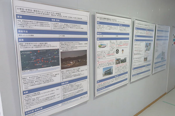 自修館_探究の成果発表のポスターは、廊下にも掲示されている