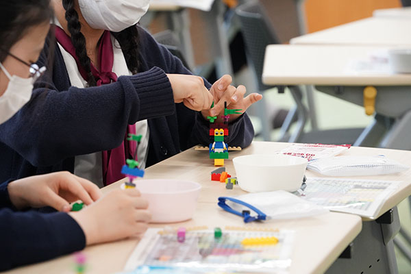 女子聖学院_昨年度の中２は、レゴで作品を作って社会課題の表現に取り組んだ