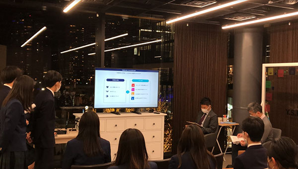関東学院_ヨコハマSDGsデザインセンターでの企画案プレゼンの様子