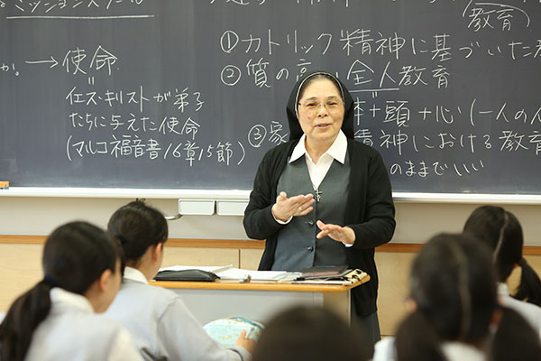 晃華学園_週1時間の宗教の授業では、哲学的な学びも展開し、多角的な視野を身につけられます