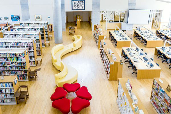 晃華学園_約5万冊の蔵書を収蔵する「図書情報センター」。パソコンなど情報機器も完備される、同校の知の宝庫です