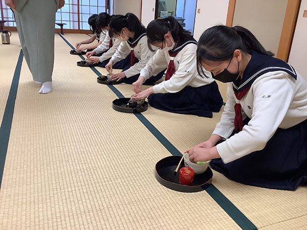 国学院久我山_女子特別講座は日本文化を通して豊かな教養を培う年間プログラム。中3では茶道を学びます