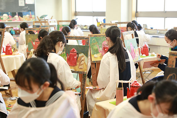 共立女子_美術の時間に油絵を描く生徒たち。みんな、センスがいい！
