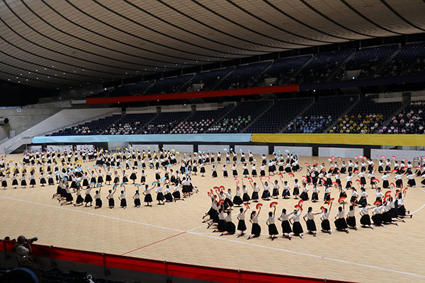 共立女子_体育祭で、伝統の「荒城の月」を踊る高３生たち