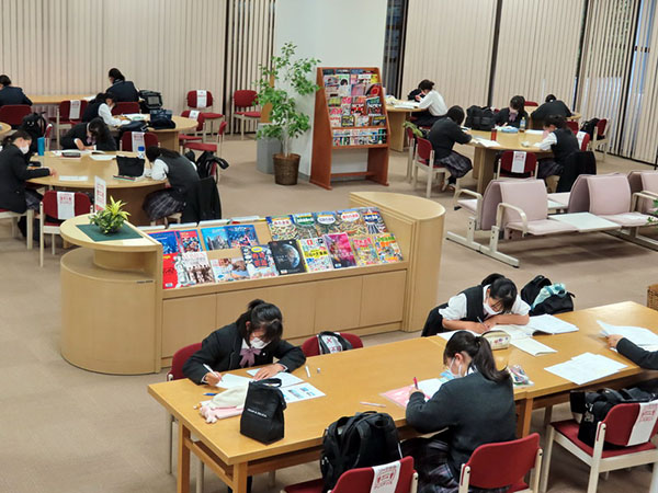 共立第二_放課後の図書館は、自習する生徒たちでいっぱい！