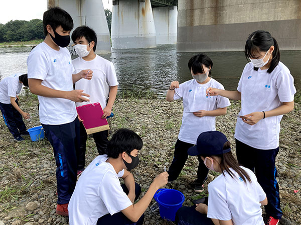 目黒日大_学びの中からさまざまな経験を積みます。写真は多摩川での水質調査の様子