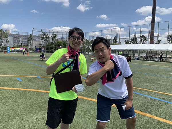 目黒日大_体育祭での天野先生（右）と堀先生。先生方の熱が生徒へ伝播する学校生活です