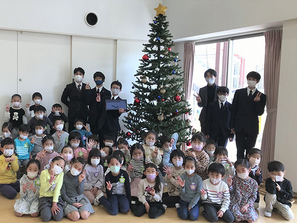 聖学院_聖学院幼稚園で、クリスマス・オーナメントを飾り付け