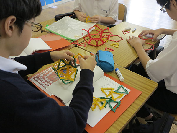 聖学院_中１の数学。ポリドロンを組み立てる「幾何」の授業にて