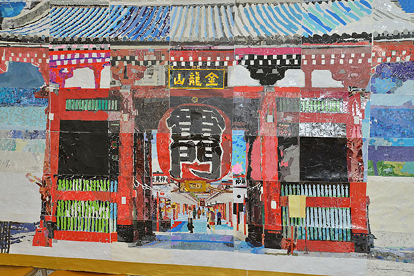 世田谷学園_中１の全体テーマは「世田谷ミュージアム」。上は、浅草寺雷門をちぎり絵で描いた中１D組の作品