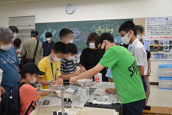 世田谷学園_化学部の演示実験に、受験生も釘付け！