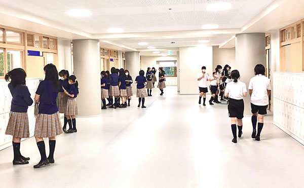 品川女子_B棟の教室前の明るく広々とした廊下。換気もバッチリです