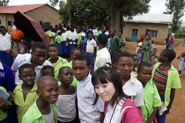 聖徳学園_国際研修旅行も多彩です。写真は希望者対象のルワンダ研修