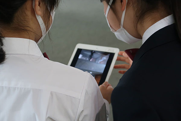 昭和学院_iPadで落下の様子を撮影してすぐ振り返る