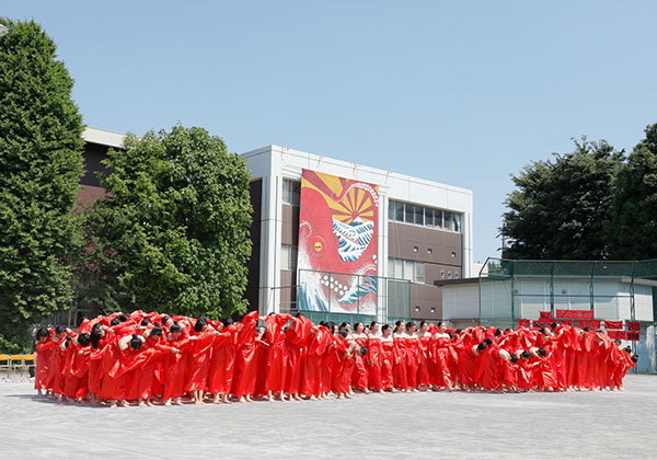 桐朋女子_体育祭で披露される、一糸乱れぬ見事応援交歓は同校の伝統の一つ。写真は平田さんが振付統括を担当した時のもの