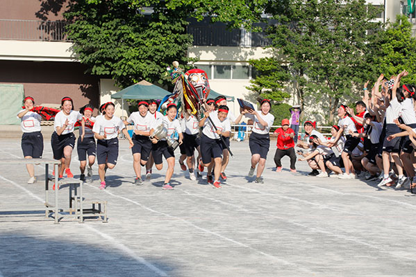 桐朋女子_体育祭では、６学年が６色に分かれて白熱した戦いが繰り広げられる