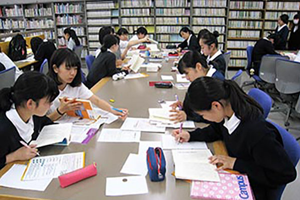 桐朋女子_図書館で、熱心に調べ学習をする生徒たち