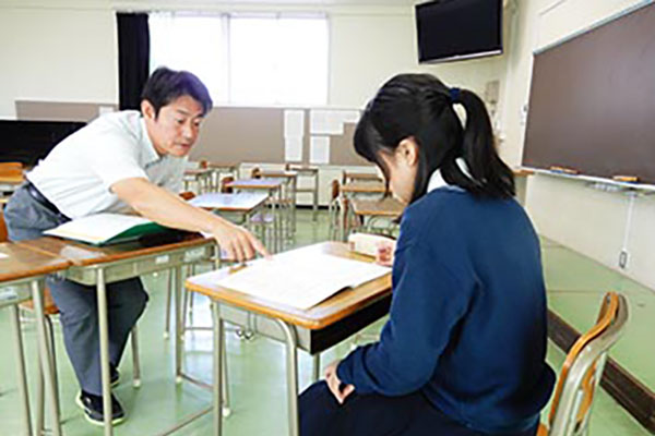桐朋女子_1対1で行われる「面談」の様子