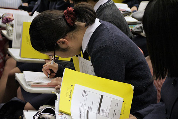 桐朋女子_カリキュラム説明会で熱心にメモを取る生徒