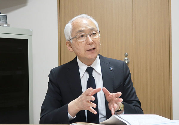 東京電機大_「探究」を担当する大久保靖・前校長