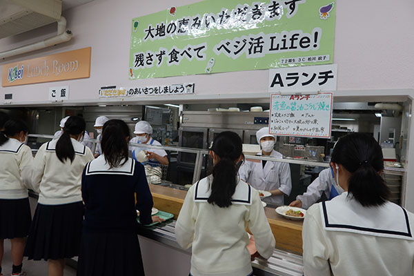 東京家政大_自分が食べられる量を考えながら配膳に並びます