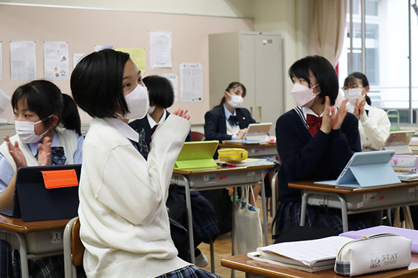 東京家政学院_少人数制だから意見も活発に飛び交う。上は中学の授業の様子